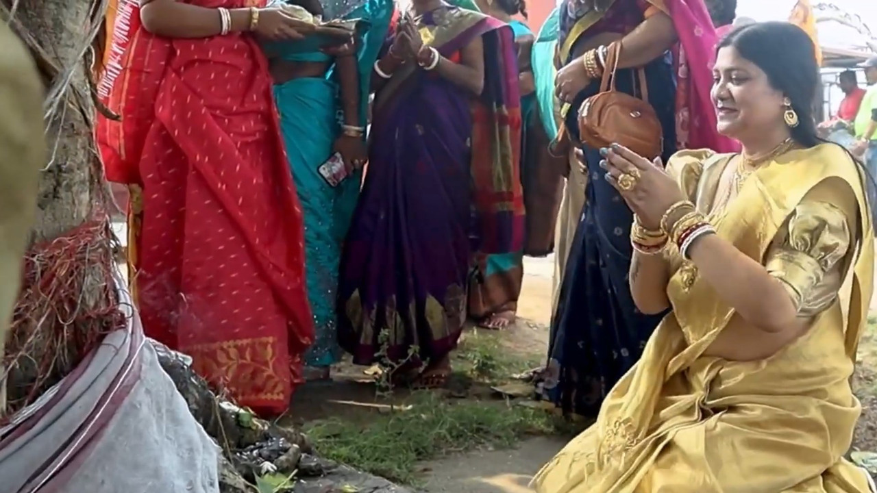 Hot Bengali Aunty Navel Slips in yellow saree