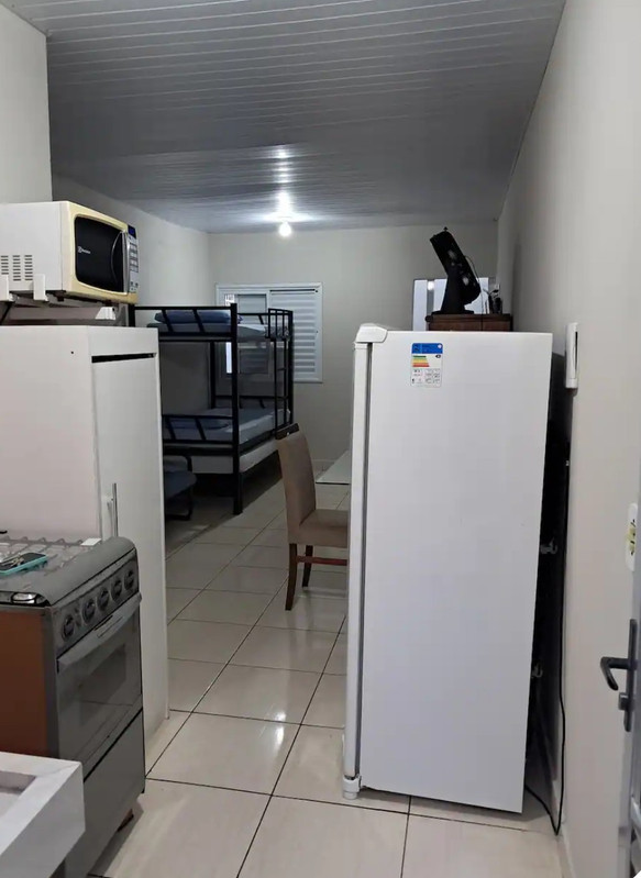 TV e área de lazer na kitnet