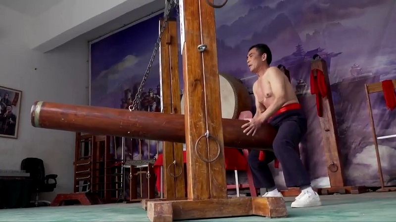 Топки от стомана: кунг фу на железния чатал