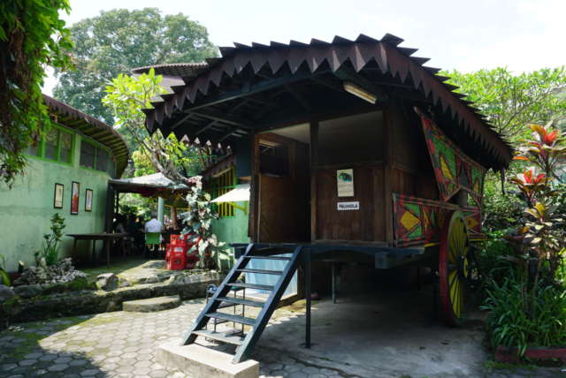 gerobak sapi yang dimanfaatkan sebagai toilet dan mushala