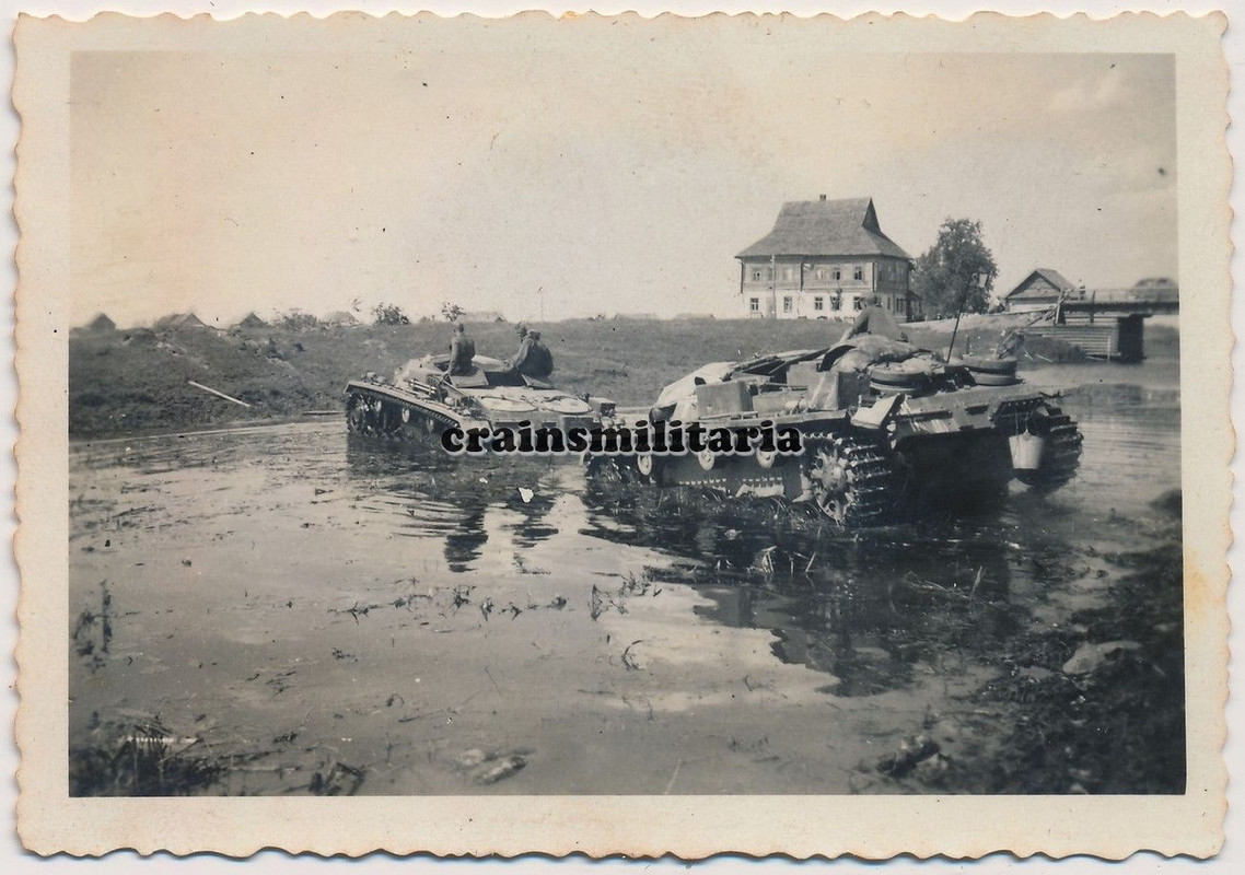 Orig. Foto Sturmgeschütz StuG Panzer b. Vormarsch durch Wasser R