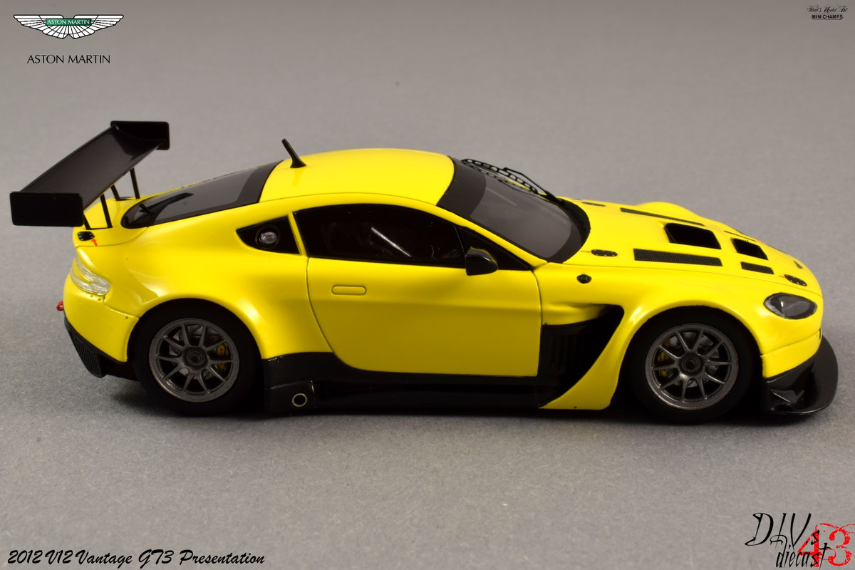 Aston Martin_V12_Vantage_Presentation_Minichamps (6)