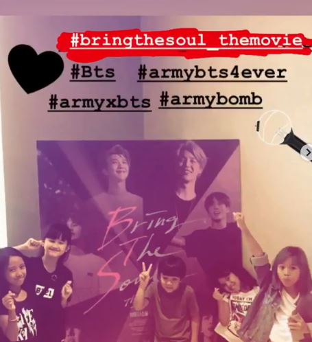 Zivara saat menonton film BTS bersama teman-temannya.