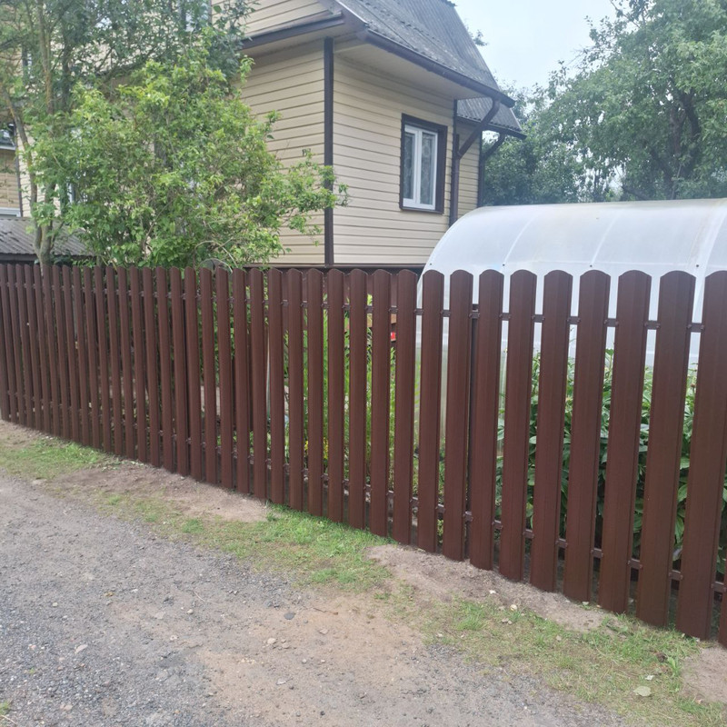 Забор из металлического штакетника