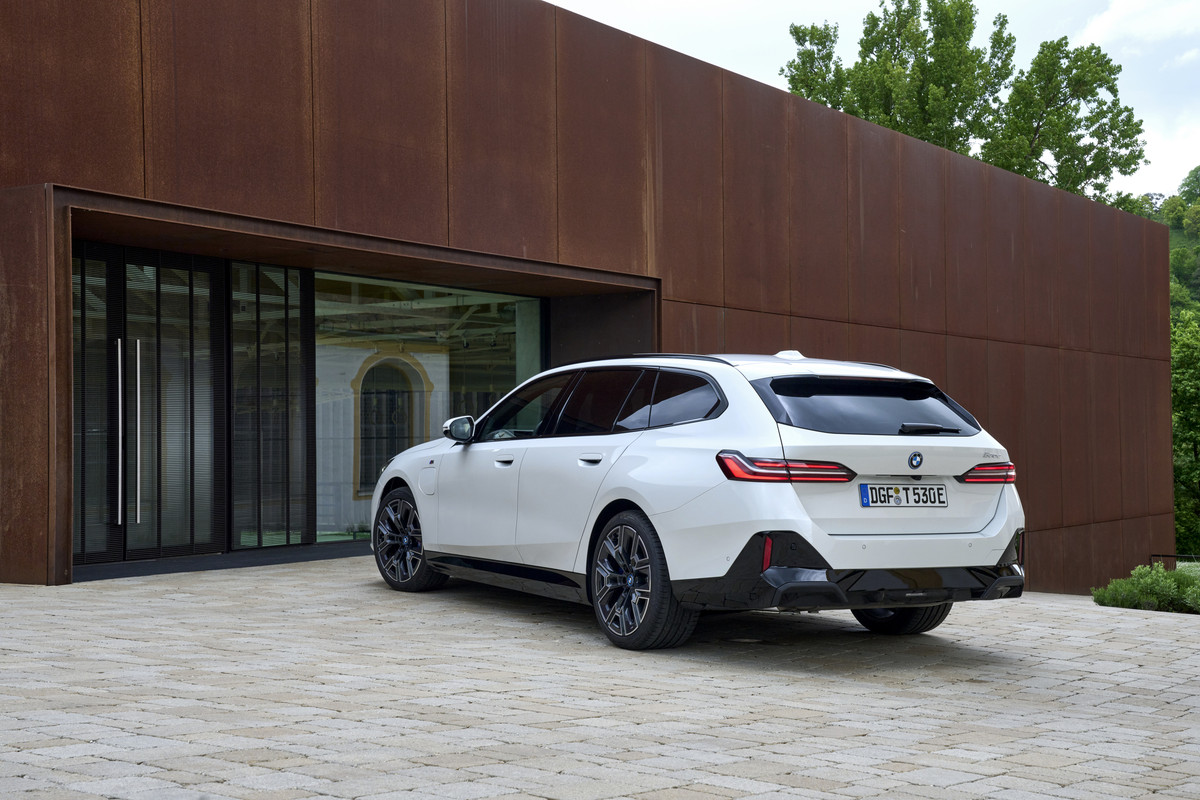 P90551938_highRes_the-new-bmw-530e-tou