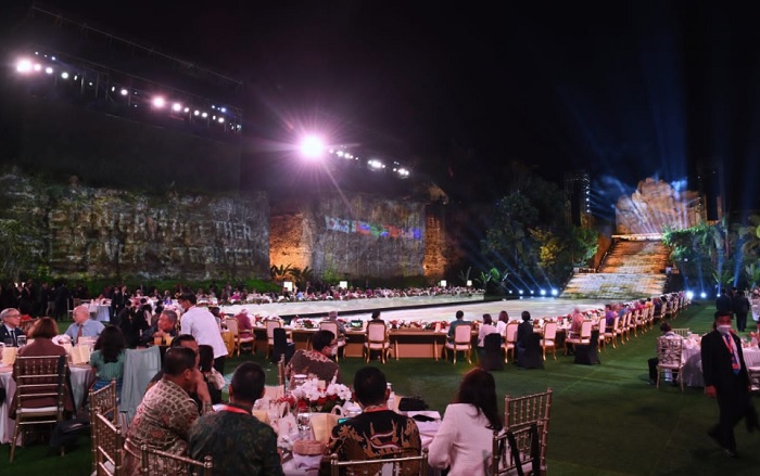Presiden Joko Widodo beserta Ibu Iriana Joko Widodo menjamu momen santap malam para tamu Konferensi Tingkat Tinggi (KTT) G20 di Garuda Wisnu Kencana (GWK), Bali pada Selasa (15/11/2022).