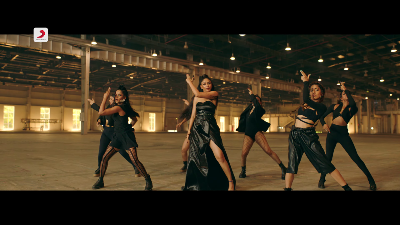 legs-of-mrunal-thakur