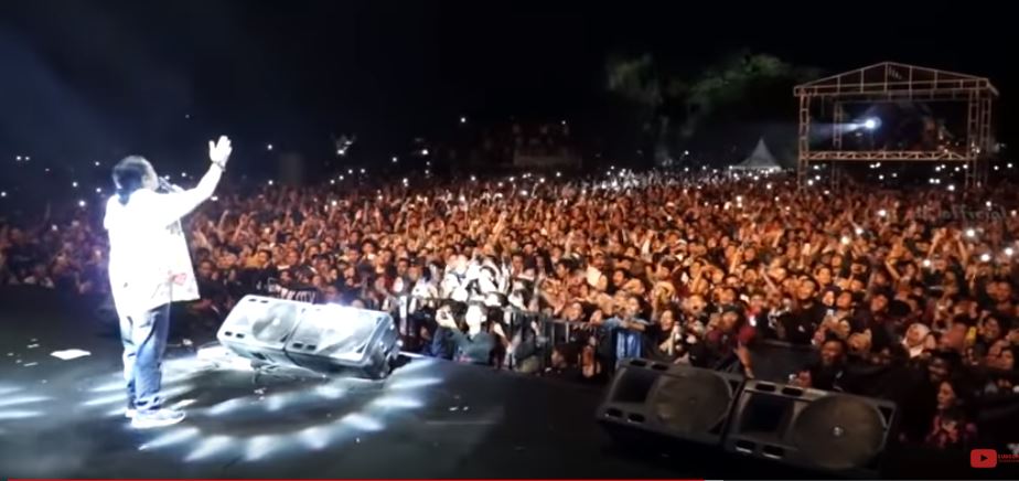 Didi Kempot saat tampil di Kick FEST Malang 2019 pada 8 September 2019 lalu. (YouTube DUODOLLY OFFICIAL)