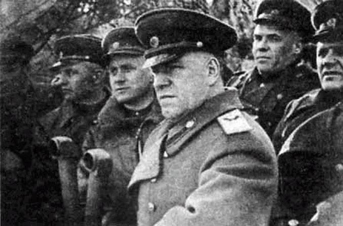 Comandante del 1er Frente Bielorruso G.K. Zhukov en el puesto de mando
