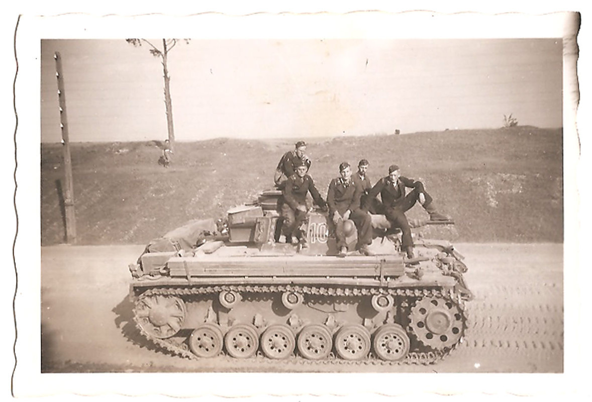 original Foto WK 2,Panzer mit Besatzung