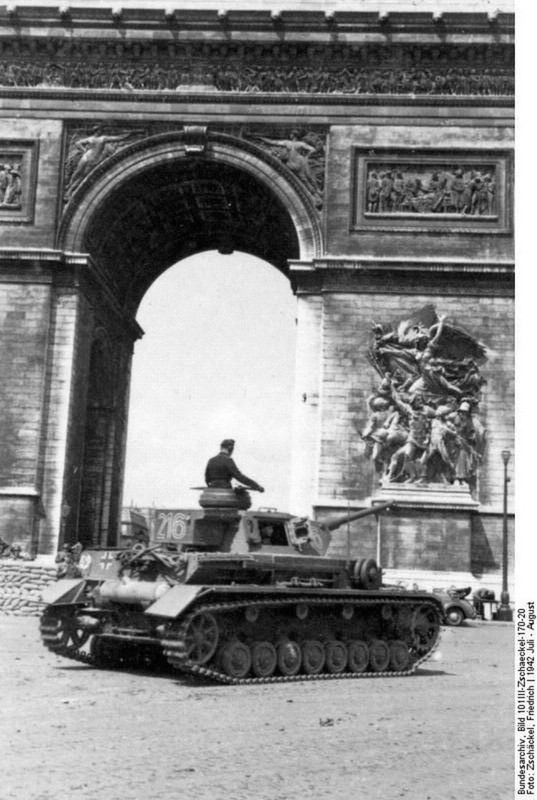 París, Panzer IV del LSSAH en el arco del triunfo