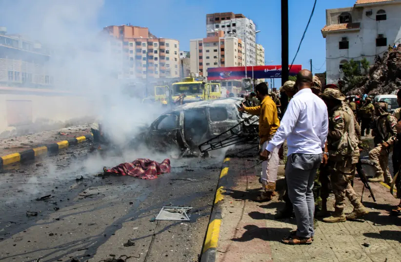 Seis muertos en Yemen tras asesinato con coche bomba dirigido a funcionarios