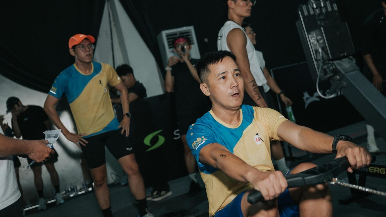 VĐV hoàn thành trạm Rowing trong khi đồng đội chuẩn bị sẵn hướng thoát trạm để rút ngắn thời gian Roxzone
