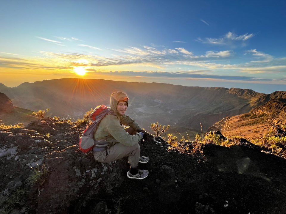 Momen Nadiem Makarim tersenyum bahagia saat berhasil mendaki puncak Gunung Tambora di Pulau Sumbawa, Nusa Tenggara Barat.
