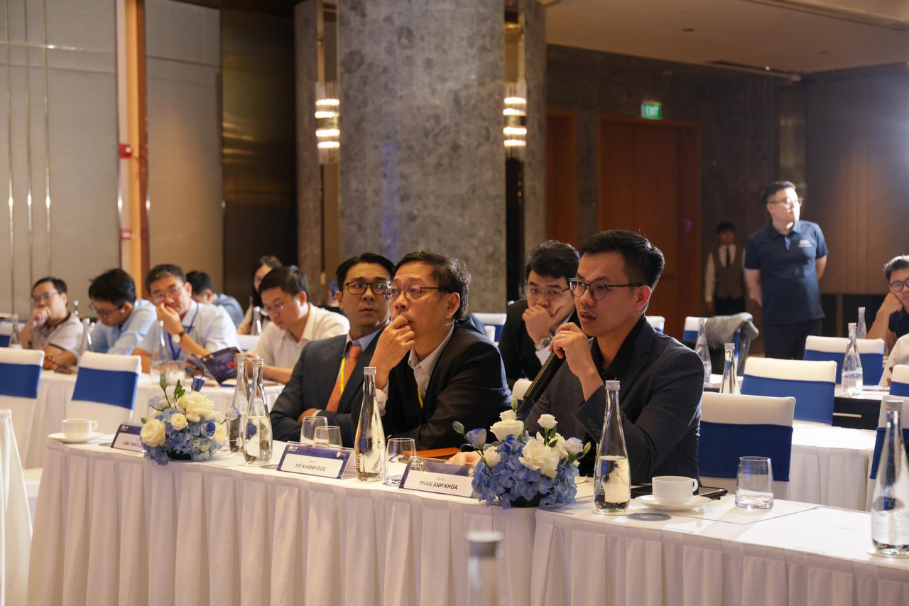 Toàn thể chuyên gia, báo cáo viên và ban chấp hành chụp ảnh lưu niệm tại sân khấu chính