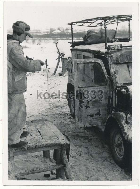 Foto Funker mit Pelzmütze am Kfz. 17 Funkwagen ! Schneetarnung !