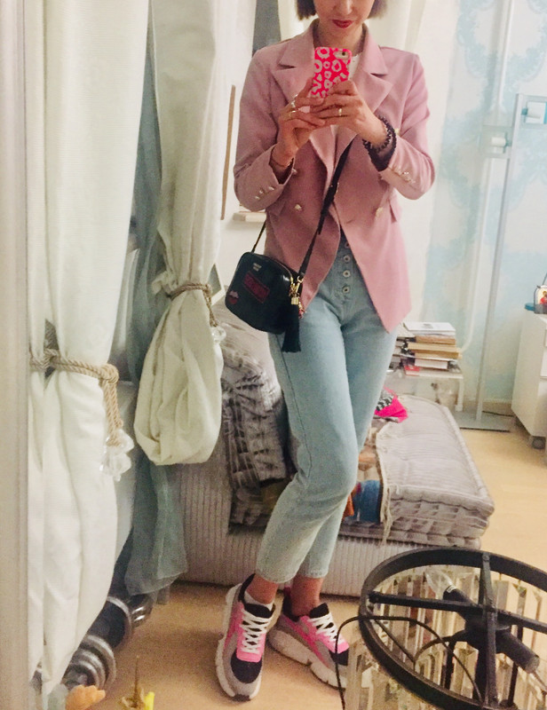 4CF258AC-C28D-4032-AFAF-07174AFE17EB