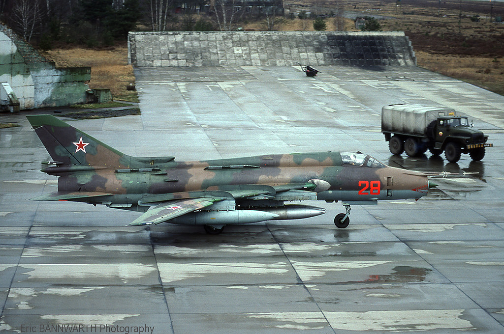 20 GvAPIB Su-17M4 28 red_10804_Apr 1994