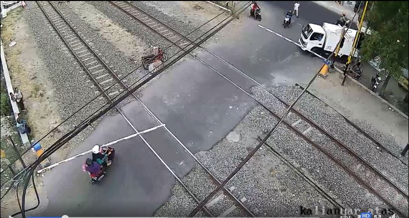 Aksi nekat ibu-ibu terabas pintu palang kereta api hingga copot