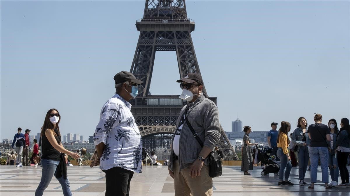 Francia reducirá tiempo de aislamiento para personas completamente vacunadas