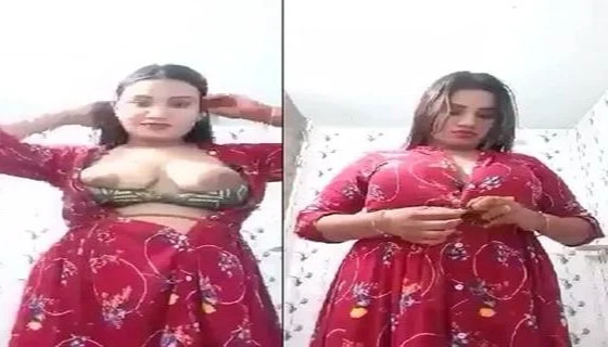 Bhabhi Showing Boobs