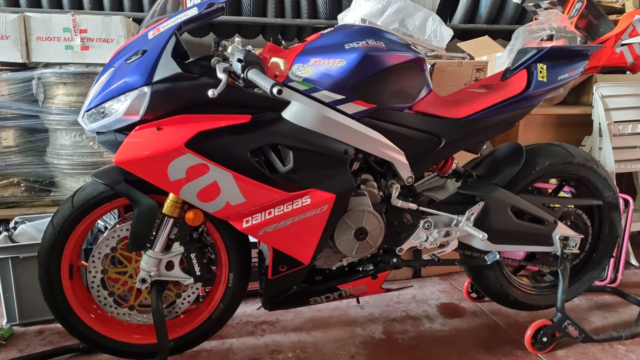 C62A4E9F-0750-44A3-99E9-06ADBE2D1A1B