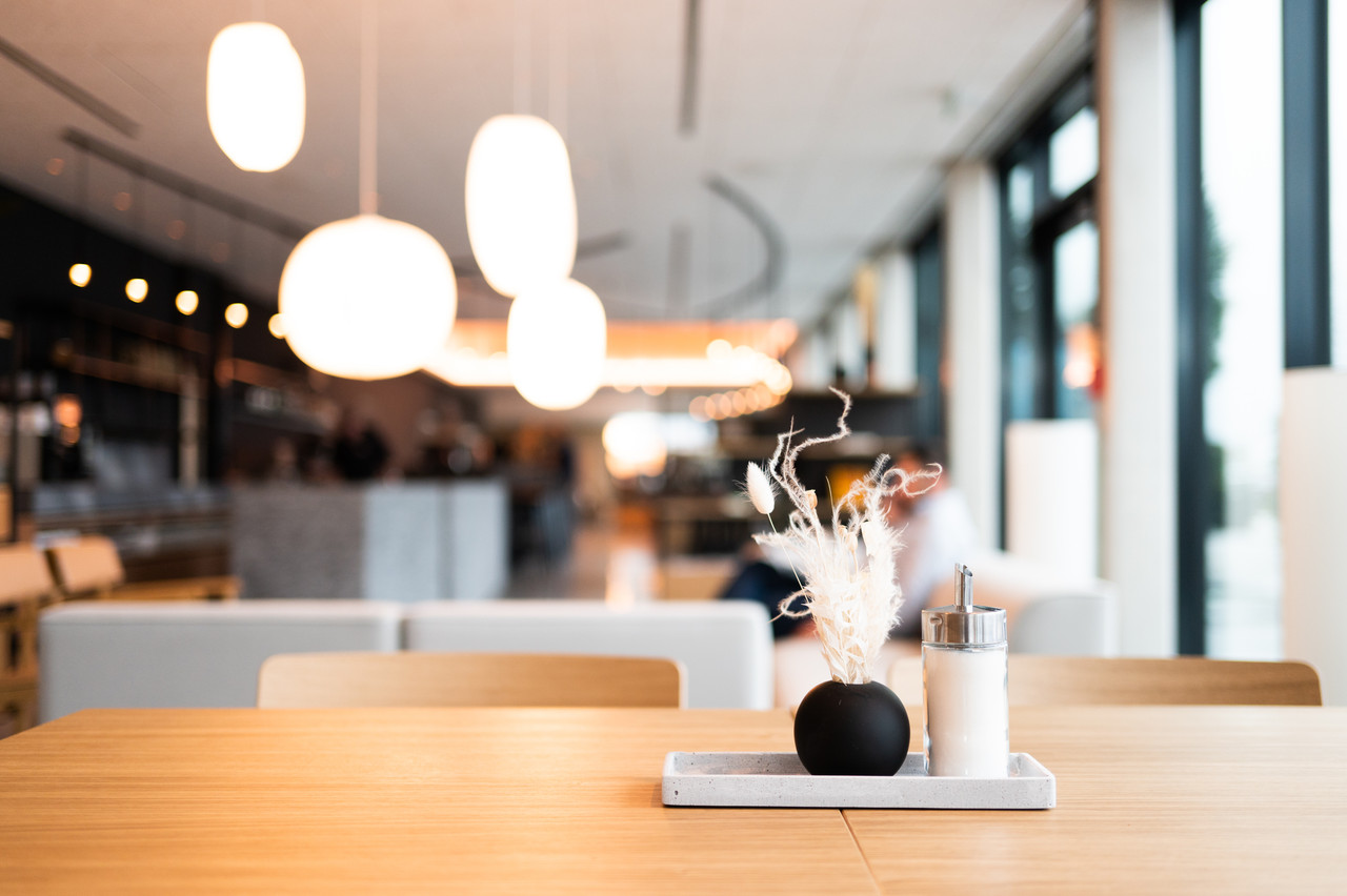 COREUM Hotel Restaurant- und Frühstücksbereich Lichtplanung von Studio De Schutter, mit warmer Hospitality-Beleuchtung für ein Hotel-Café-Interieur