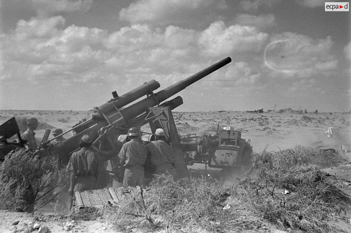 Une pièce de 8,8 cm FlaK-37 en action.7