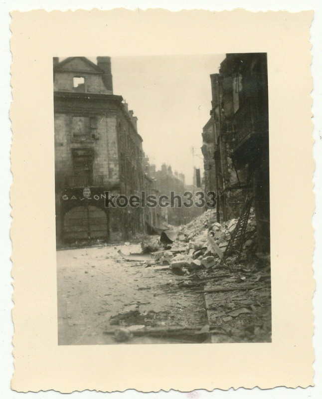 Foto Häuser Ruinen einer zerstörten Frontstadt an der Seine in Frankreich 1940