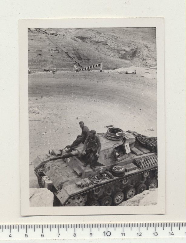 FOTO KAMERADEN AFRIKAKORPS MIT PANZER(KENNUNG) VORMARSCH BENGASI