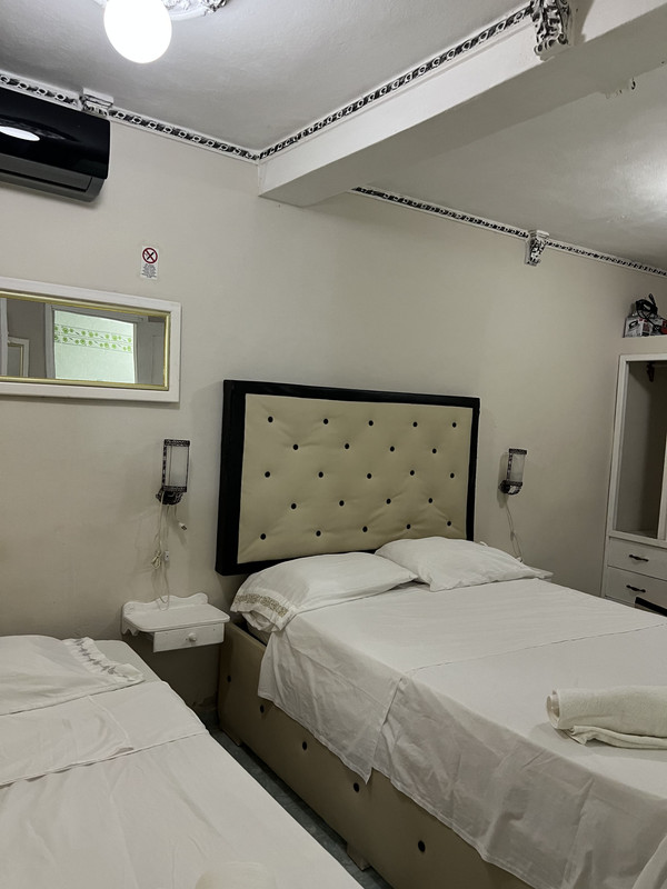 Habitación principal completa con cama doble y decoración cubana en Terrazas de Bayona