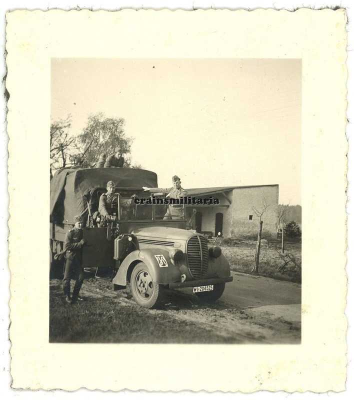 Orig. Foto Fallschirmjäger mit Ford Lkw mit Wappen bei Kaserne STENDAL Elbe