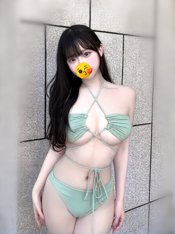 台中外送茶妹型推薦:黑色長髮女子穿著淺綠色泳裝的甜美風格造型照
