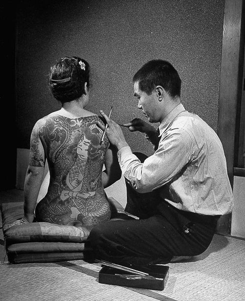 Vintage-Photos-of-Yakuza-with-Their-Tattoos-(7).jpg
