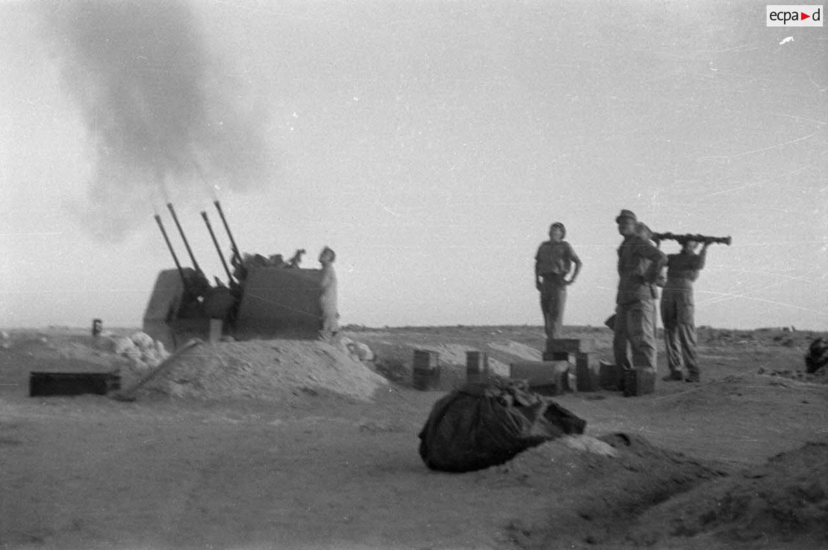 Un canon de Flak 38 Vierling de 2 cm tire sur un objectif aérien.1