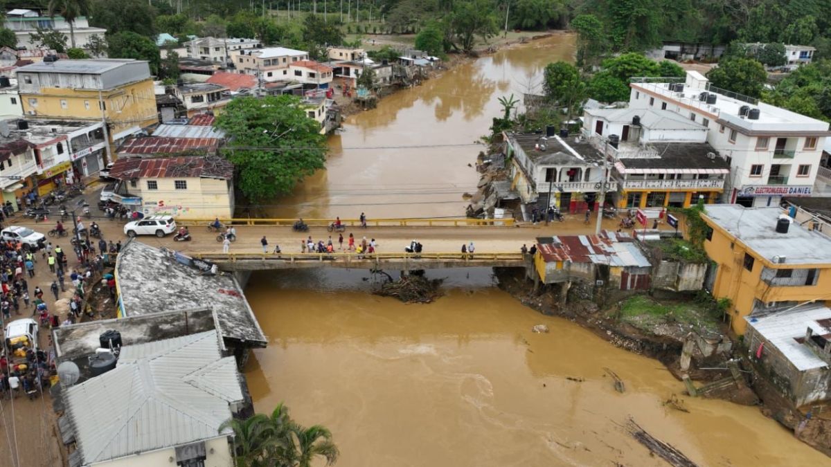 Vista aérea de río desbordado inundando calles y viviendas en Gaspar Hernández, República Dominicana