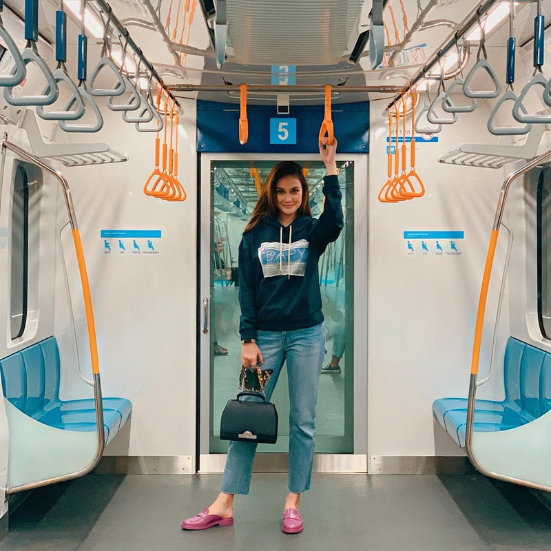 Gaya 8 seleb Tanah Air saat jajal MRT Jakarta, simpel hingga cetar