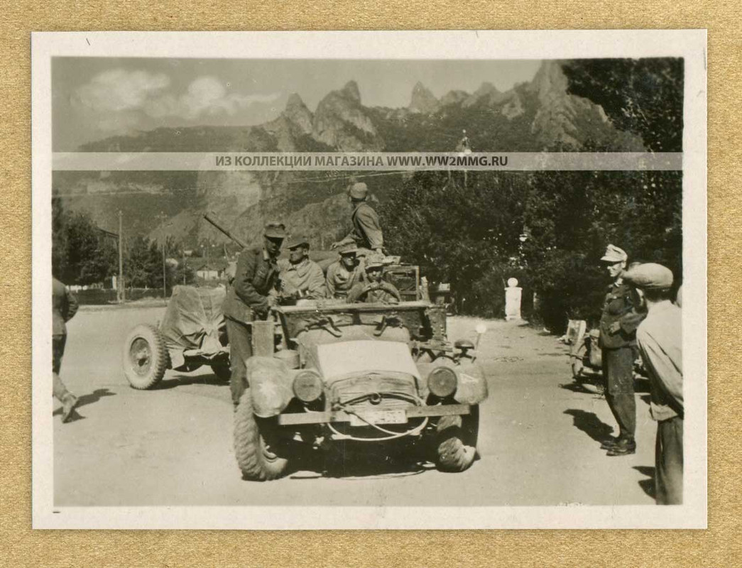 21.8.1942. Истребители танков везут противотанковое орудие по асфальтированному шоссе через Микоян-Ш
