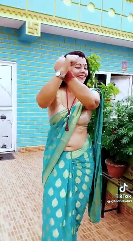 [Image: Nepali-Aunty-Sexy-big-navel-in-green-sar...06-474.jpg]