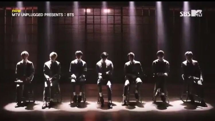 Tangkapan Layar BTS saat tampil di MTV Unplugged 