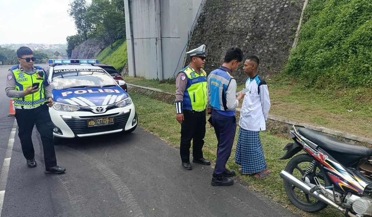 Viral! Pemotor Bersarung Nekat Masuk Tol di Semarang, Pengakuannya Bikin Kaget