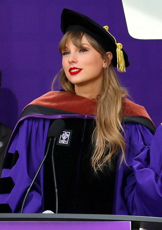 Taylor Swift mendapat gelar Doktor Honoris Causa di bidang seni rupa dari NYU.