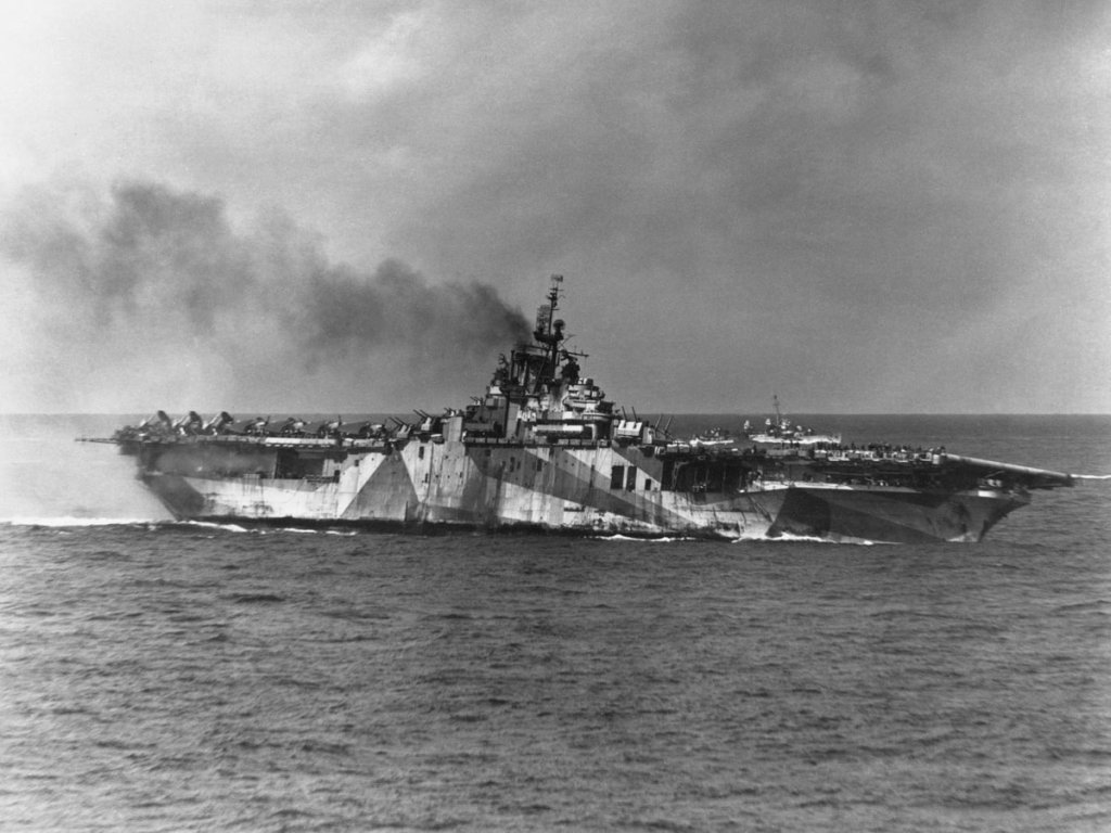 USS-Ticonderoga-despu-s-de-recibir-un-impacto-de-un-kamikaze-ene-1945.jpg