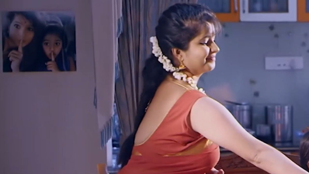 Shubha Poonja  Hot Scenes from an old tulu movie.mp4_snapshot_00.02.882