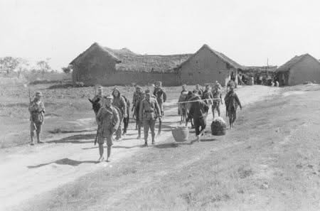 Agnes en China, con nativos comunistas y militares chinos