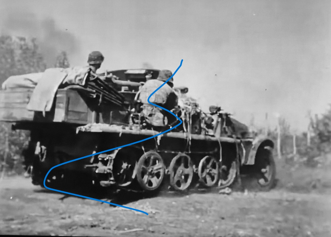 Foto Deutsche Soldaten in Tarn Camo auf Sd Kfz 10 mit Pak38 WW2