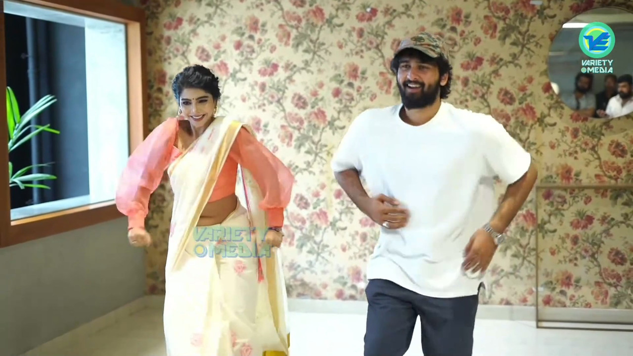 Pavithra Lakshmi Sexy Big Wide Navel in Saree from an event.mkv_snapshot_00.34.268