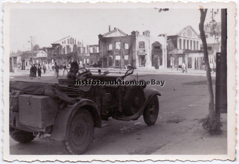 Orig. Foto Kubelwagen Pkw Auto in zerstörte Stad