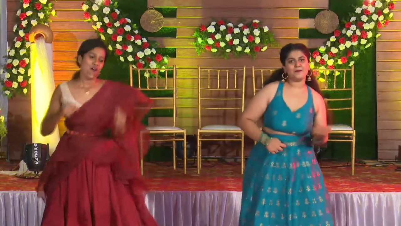 Cute mangalore chubby girl huge boobs and nipple pokie and other lady navel in saree.mp4_snapshot_02