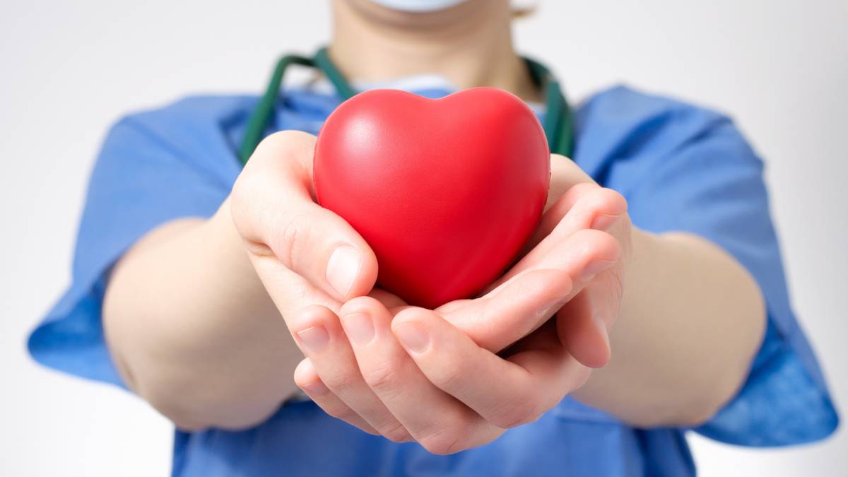 Niegan trasplante de corazón a un hombre por no vacunarse contra el COVID-19